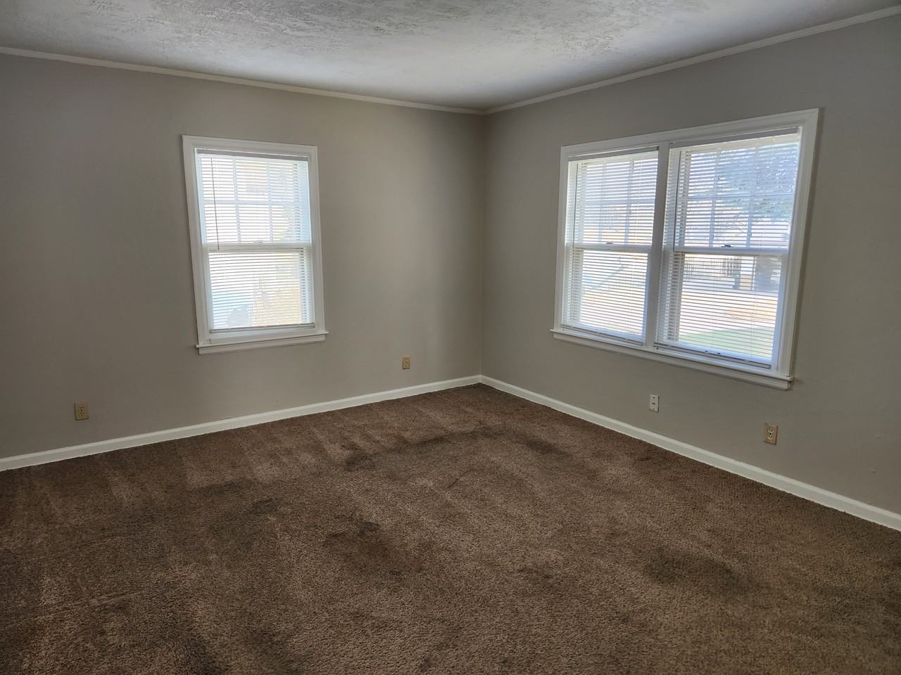 2543 S Saint Aubin St - Photo 2 of 11