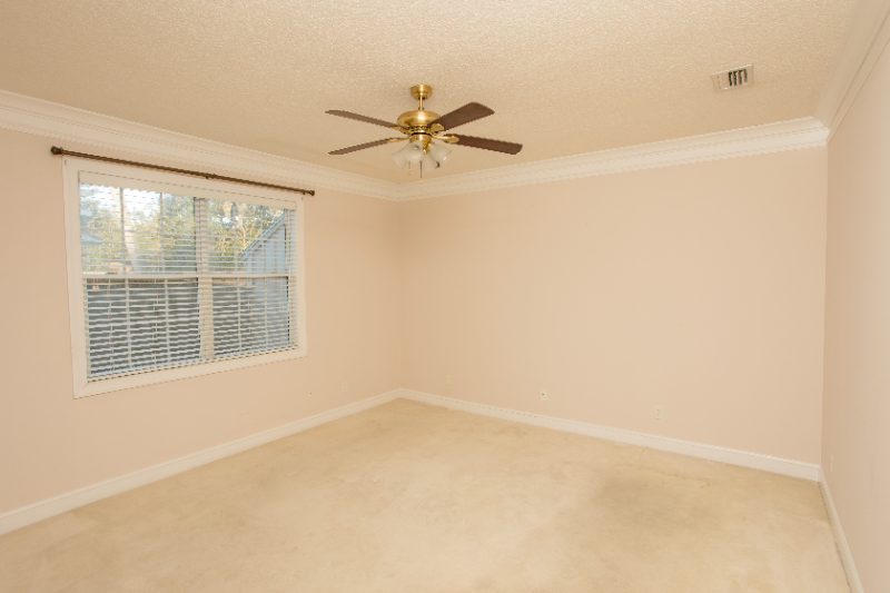 215 S Harrington Rd - Photo 4 of 20