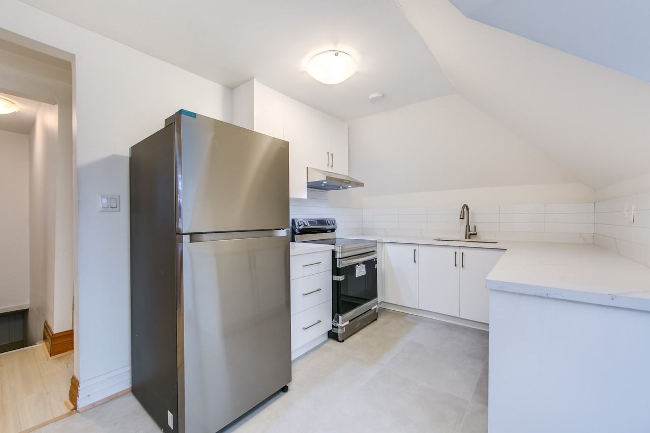 353 Spadina Rd - Photo 2 of 10