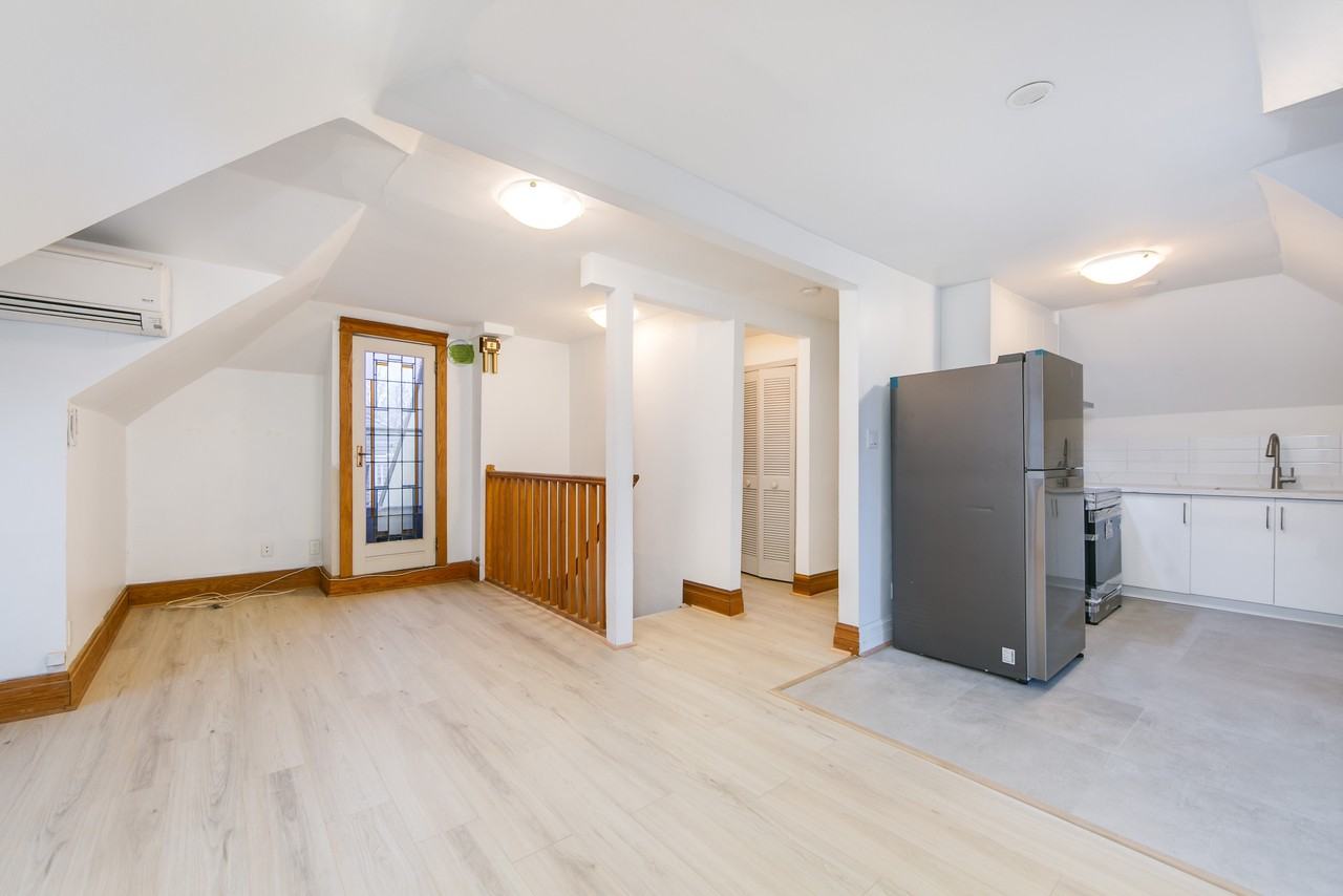 353 Spadina Rd - Photo 3 of 10