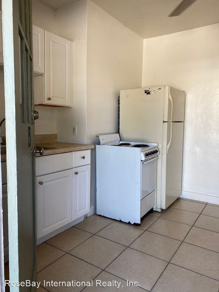 814 25th Street West - Photo 3 of 7