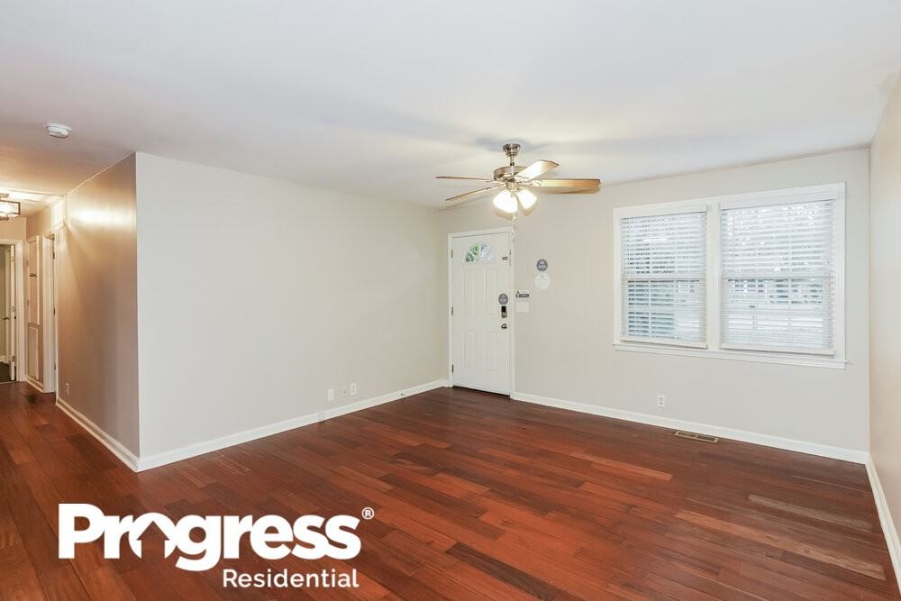 107 Woodridge Dr - Photo 3 of 16