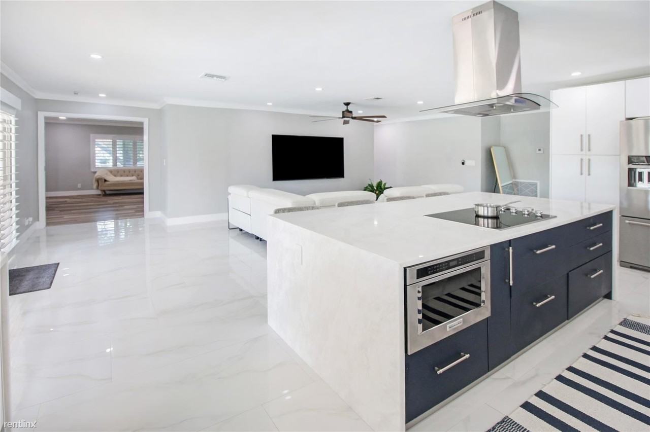 8964 Nw 2nd St - Photo 3 of 27