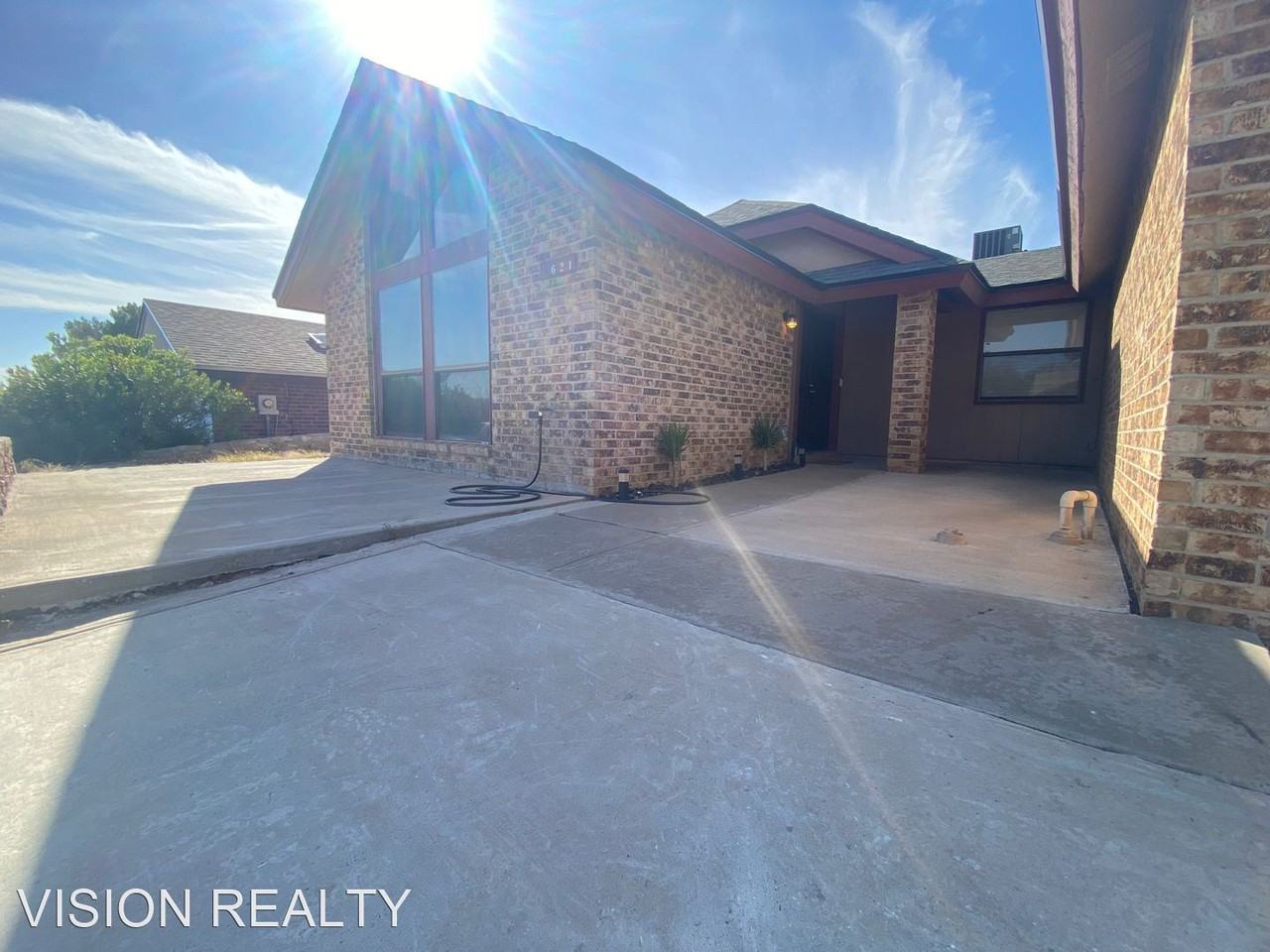 621 Hempstead Dr - Photo 2 of 42