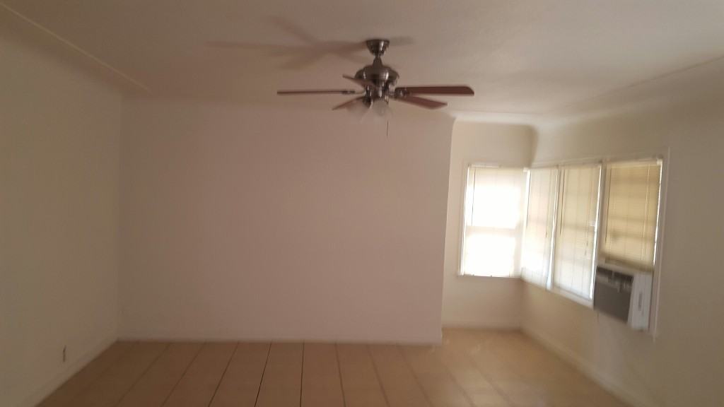 246 Oxford Ave - Photo 2 of 5