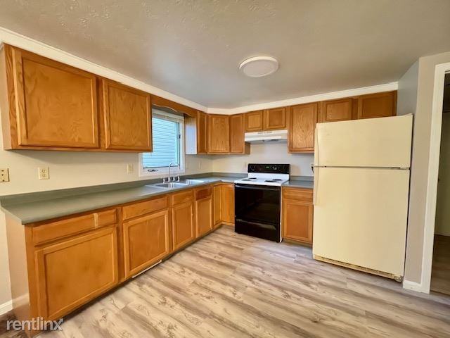 120 Lee Ave - Photo 2 of 9