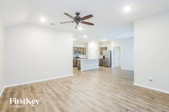 711 Meadow Creek Ln - Photo 3 of 15