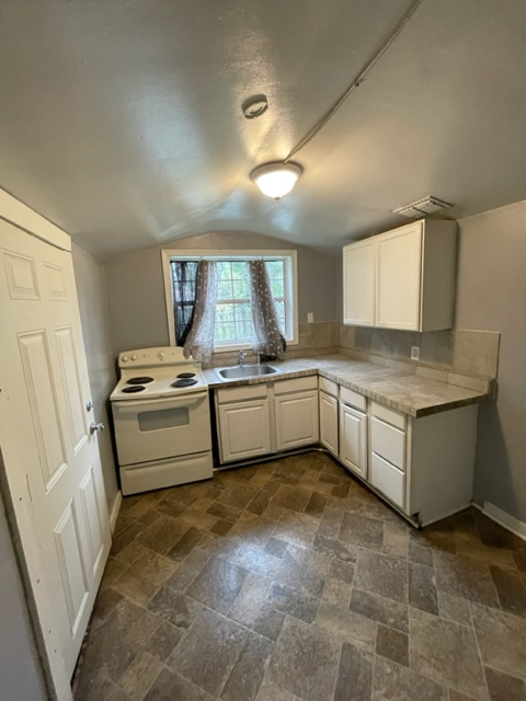 3110 W 20th St - Photo 3 of 13