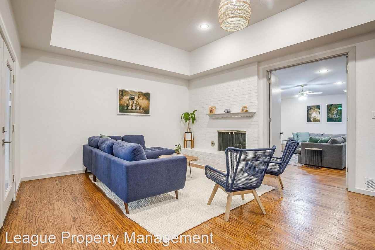 3001 Tanglewood Park W - Photo 3 of 14