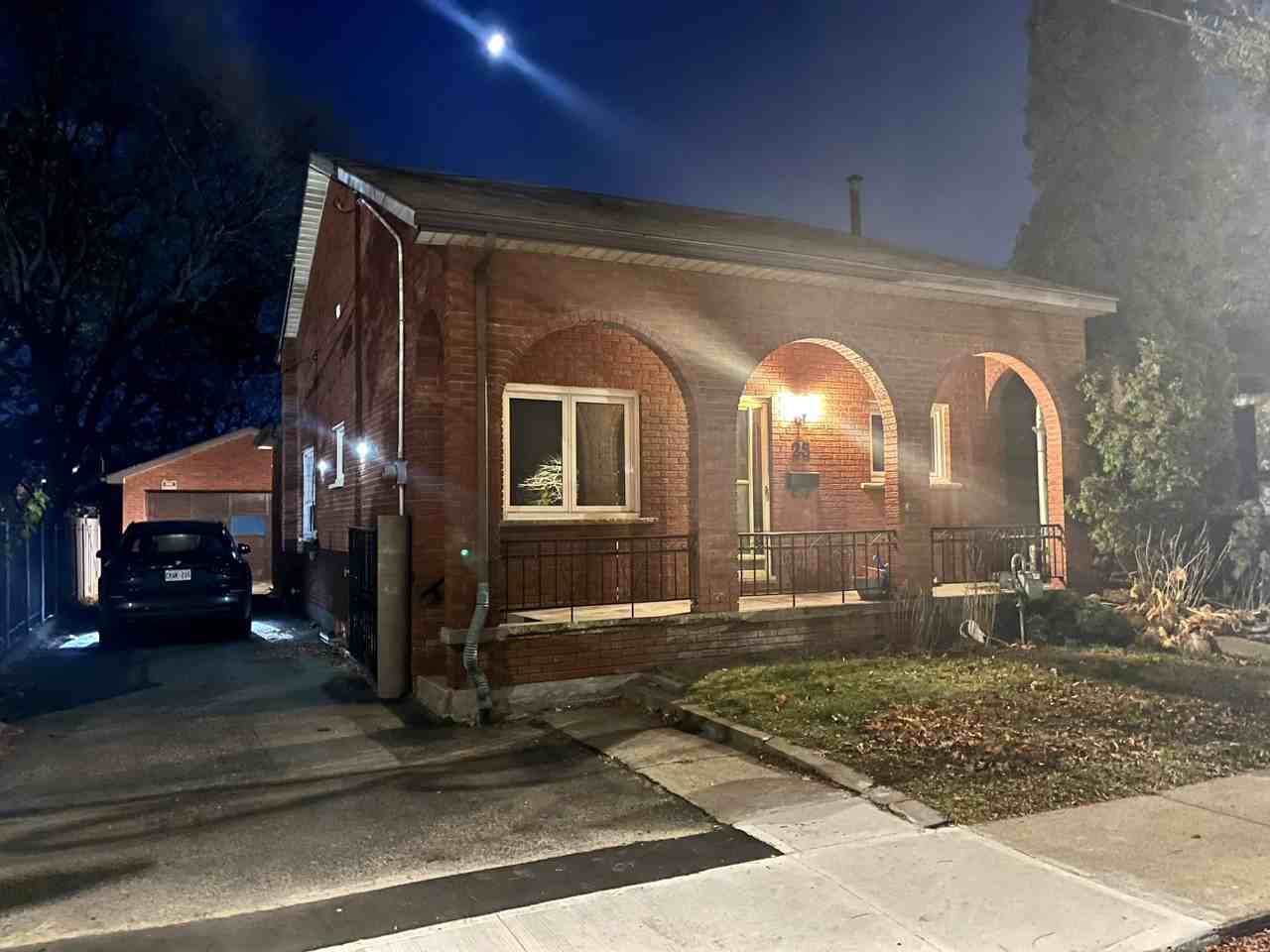 25 Burlington St W - Photo 2 of 9