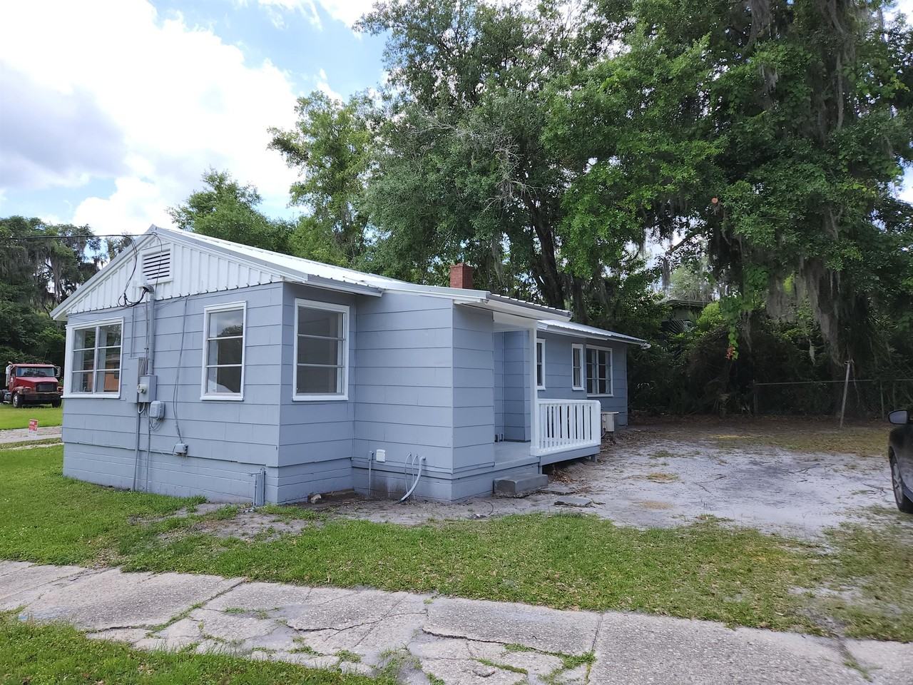 1704 Gillis St - Photo 2 of 10