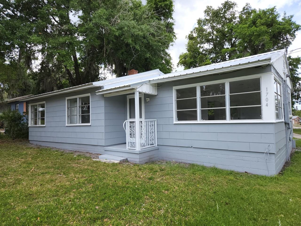 1704 Gillis St - Photo 3 of 10