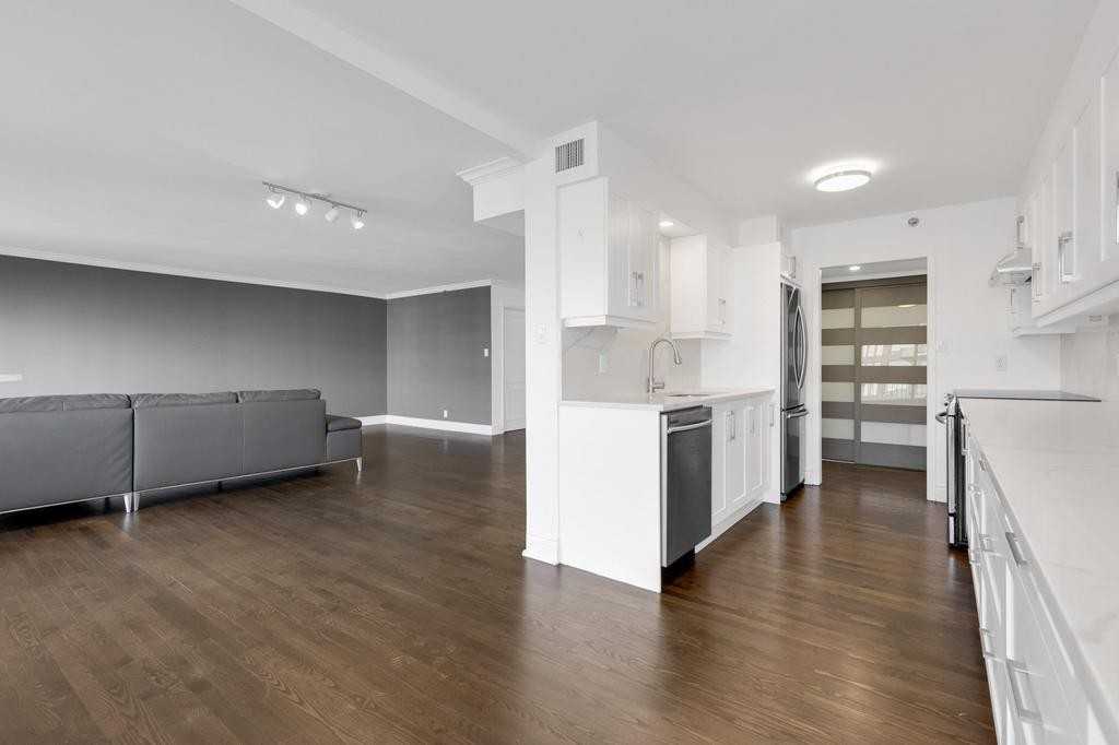 5950 Boulevard Cavendish #1006 - Photo 3 of 20