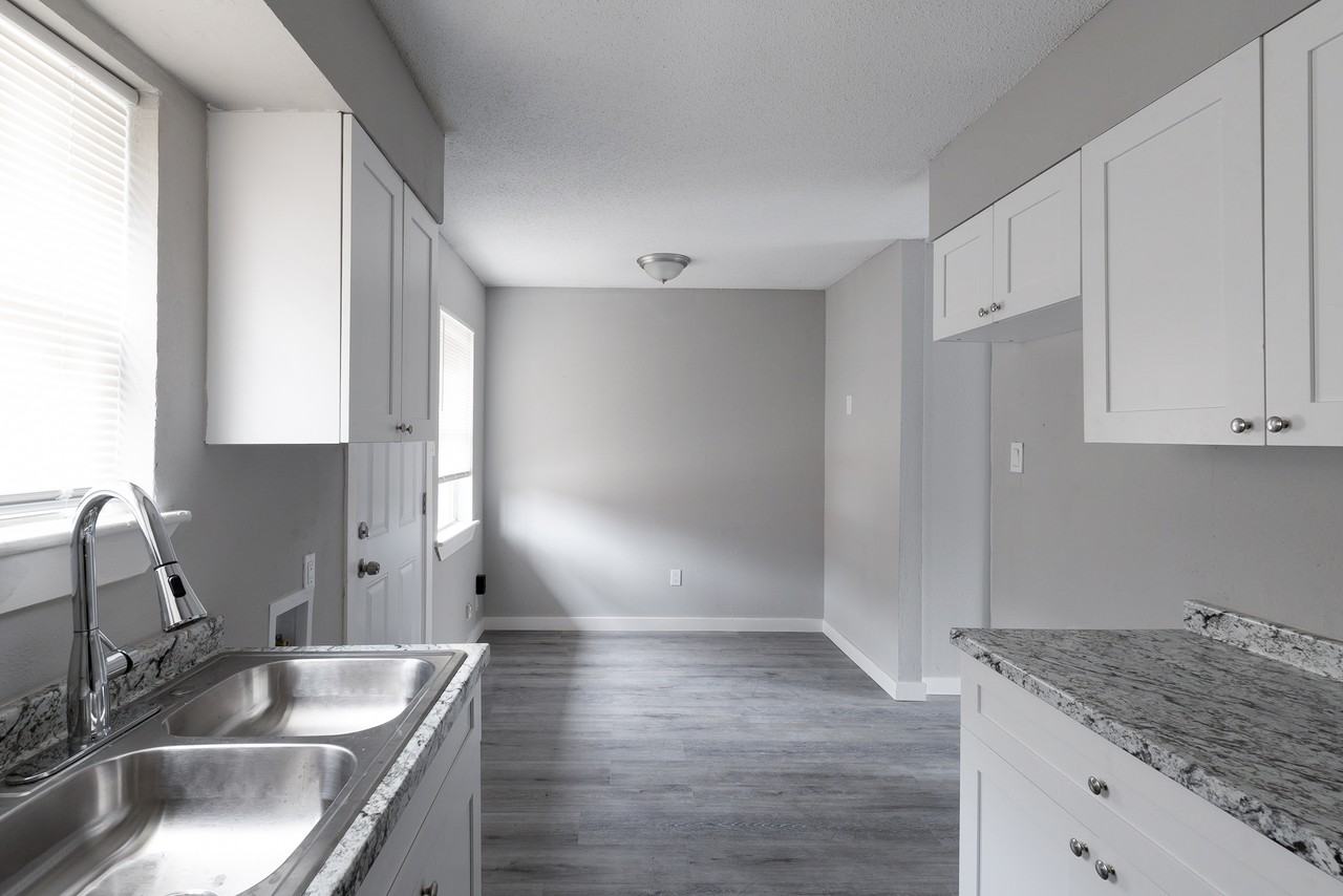 3135 Ashwood St Apt 1 #3135-01 - Photo 3 of 7