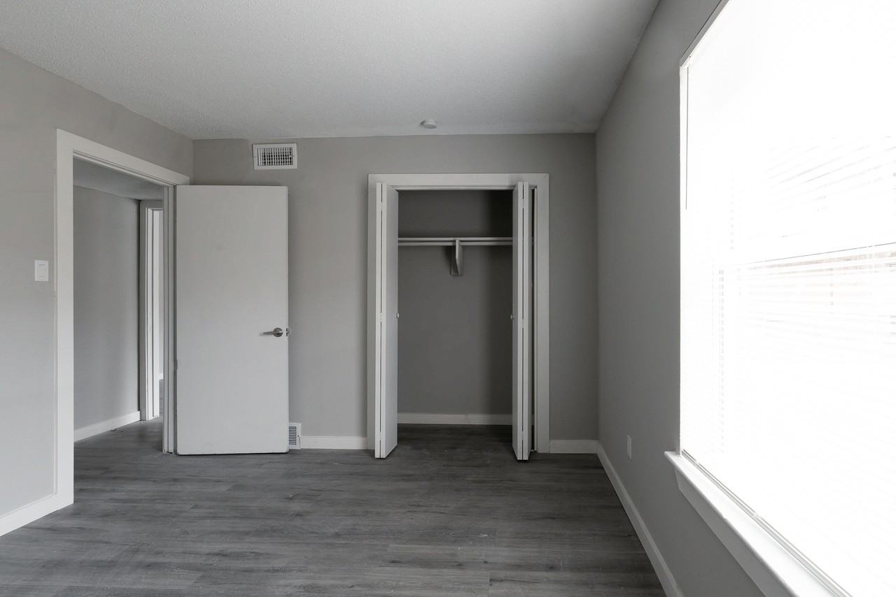 3135 Ashwood St Apt 1 #3135-01 - Photo 6 of 7