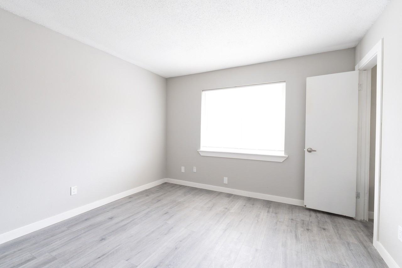 3141 Ashwood St Apt 4 #3141-04 - Photo 2 of 5