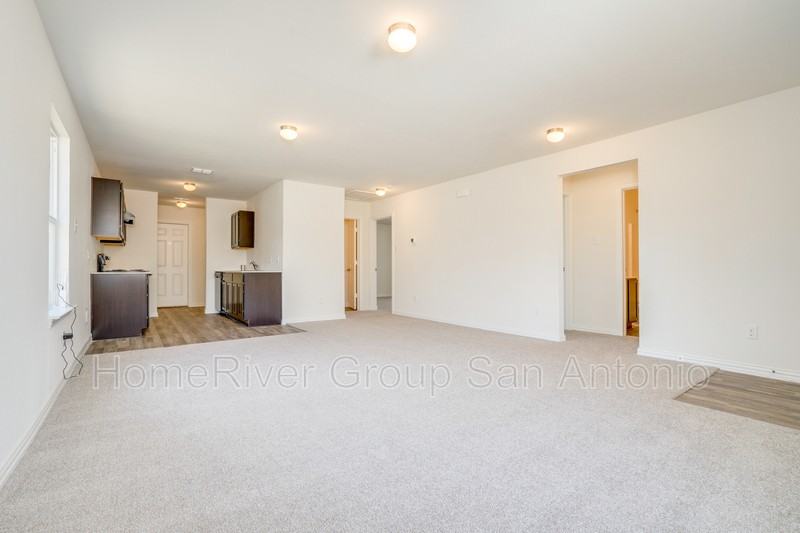 1439 Barclay St - Photo 3 of 18