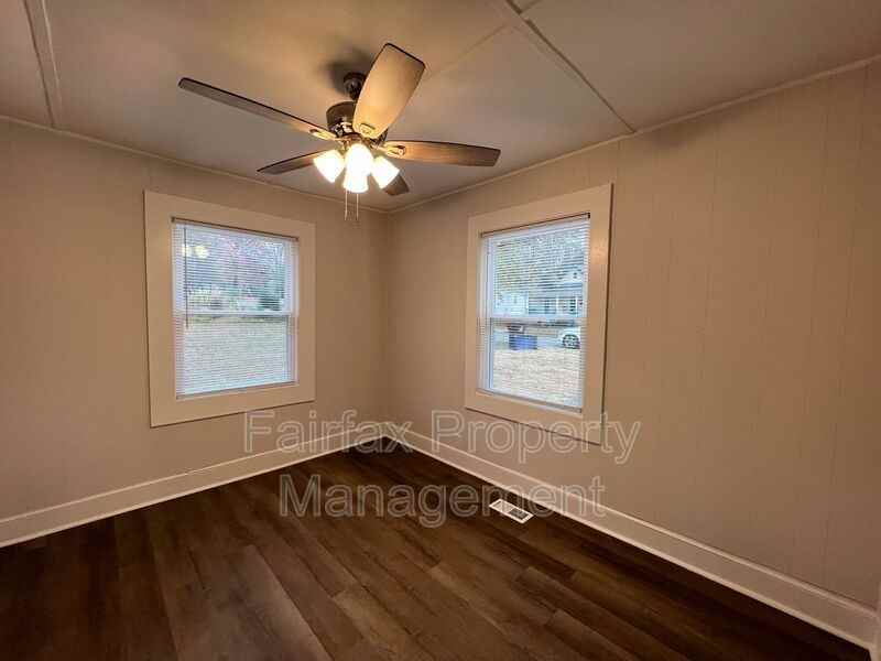 215 Temple Ave - Photo 4 of 19