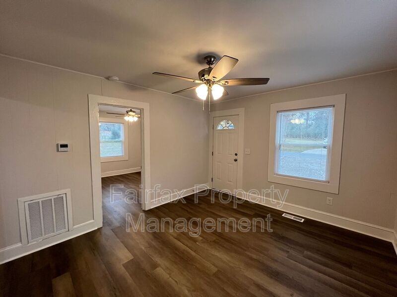 215 Temple Ave - Photo 6 of 19