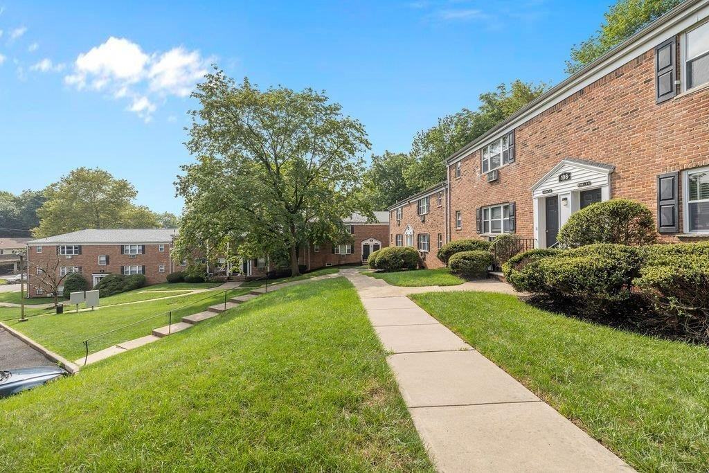 Grandview Gardens - Photo 5 of 33