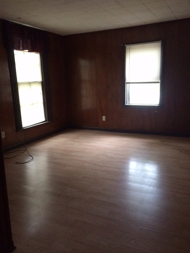 629 1/2 E 4th St #1-2 - Photo 2 of 5