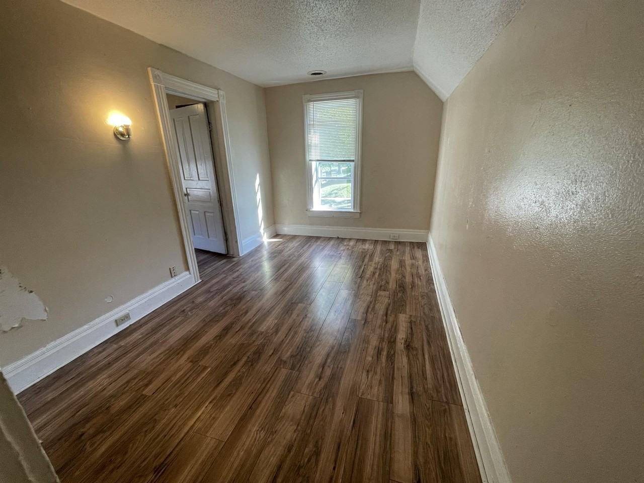 124 E Bremer St - Photo 3 of 7