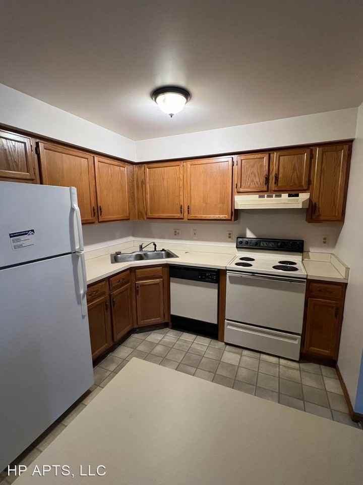 45850 Cass Ave - Photo 3 of 8