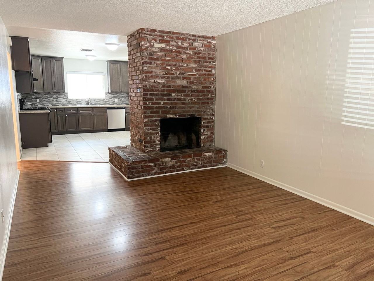 2535 Jensen Ave - Photo 2 of 12