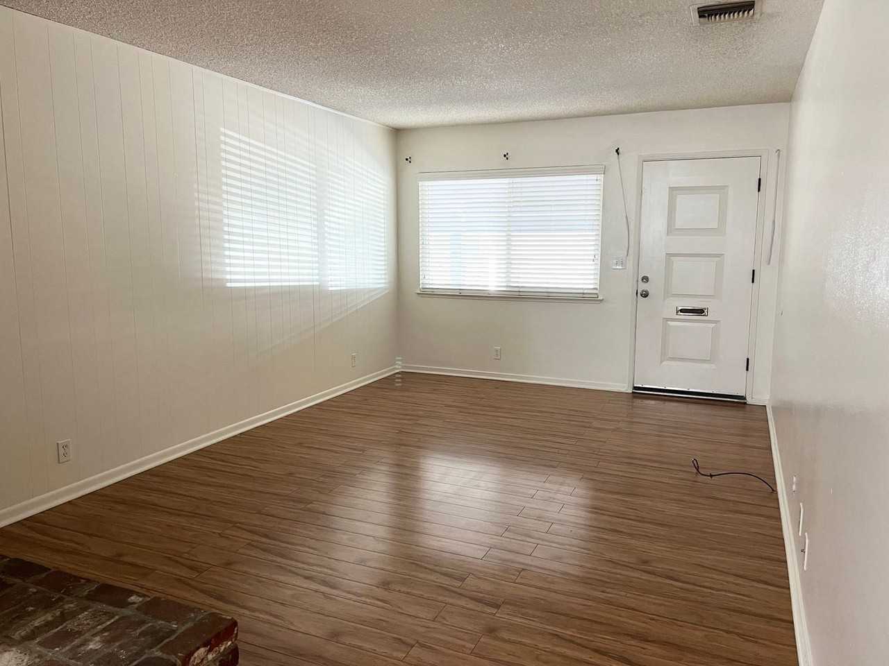 2535 Jensen Ave - Photo 3 of 12