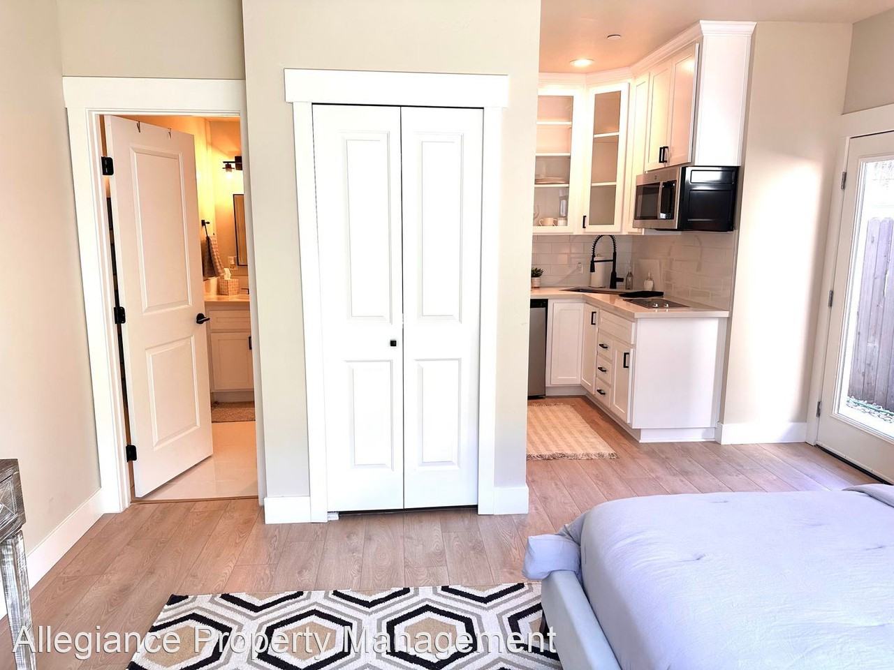 Tomato Aly - Photo 2 of 6