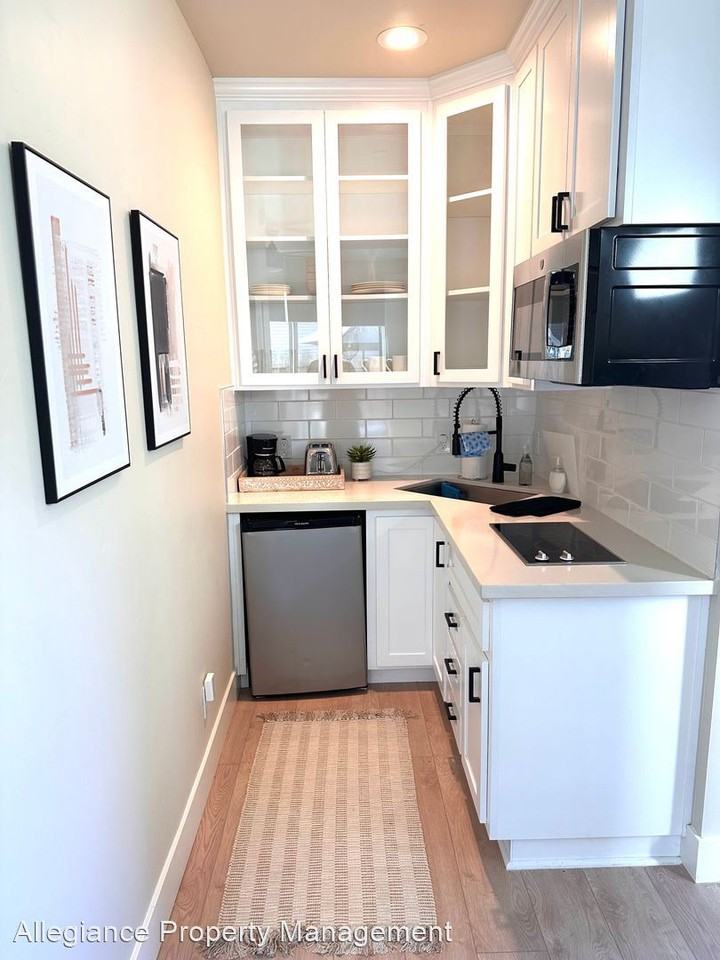 Tomato Aly - Photo 3 of 6