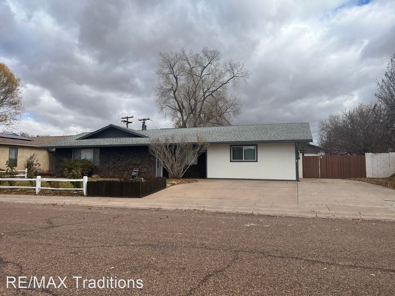 477 N Pear St - Photo 3 of 29