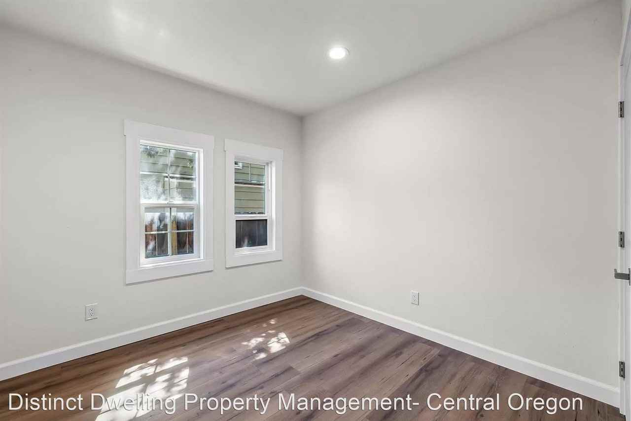 202 & 208 NE Juniper St - Photo 3 of 19