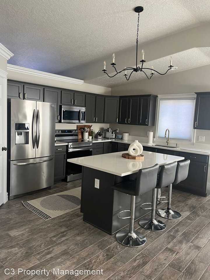 1121 Elgin Ct - Photo 2 of 40