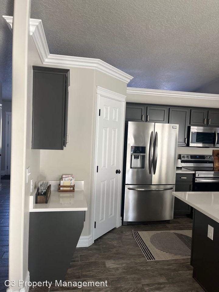 1121 Elgin Ct - Photo 3 of 40