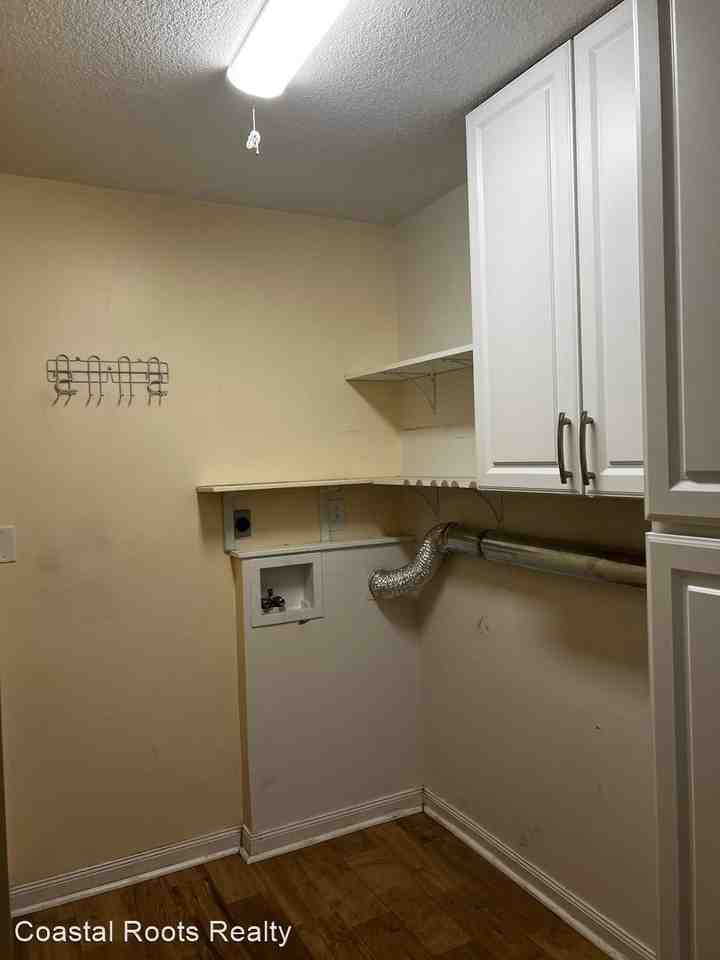 5/2 house, fenced in yard & Landscaping included - Photo 3 of 21