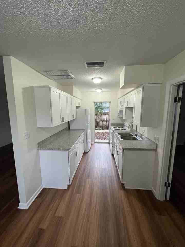 420 Allamanda Dr - Photo 2 of 8