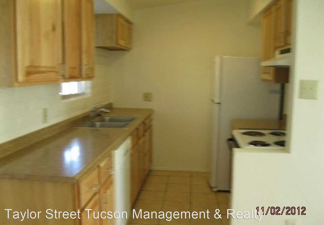 7393 N Dickinson Pl - Photo 3 of 6