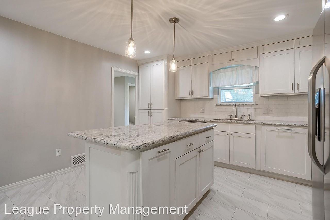 902 Churchill Rd - Photo 3 of 16