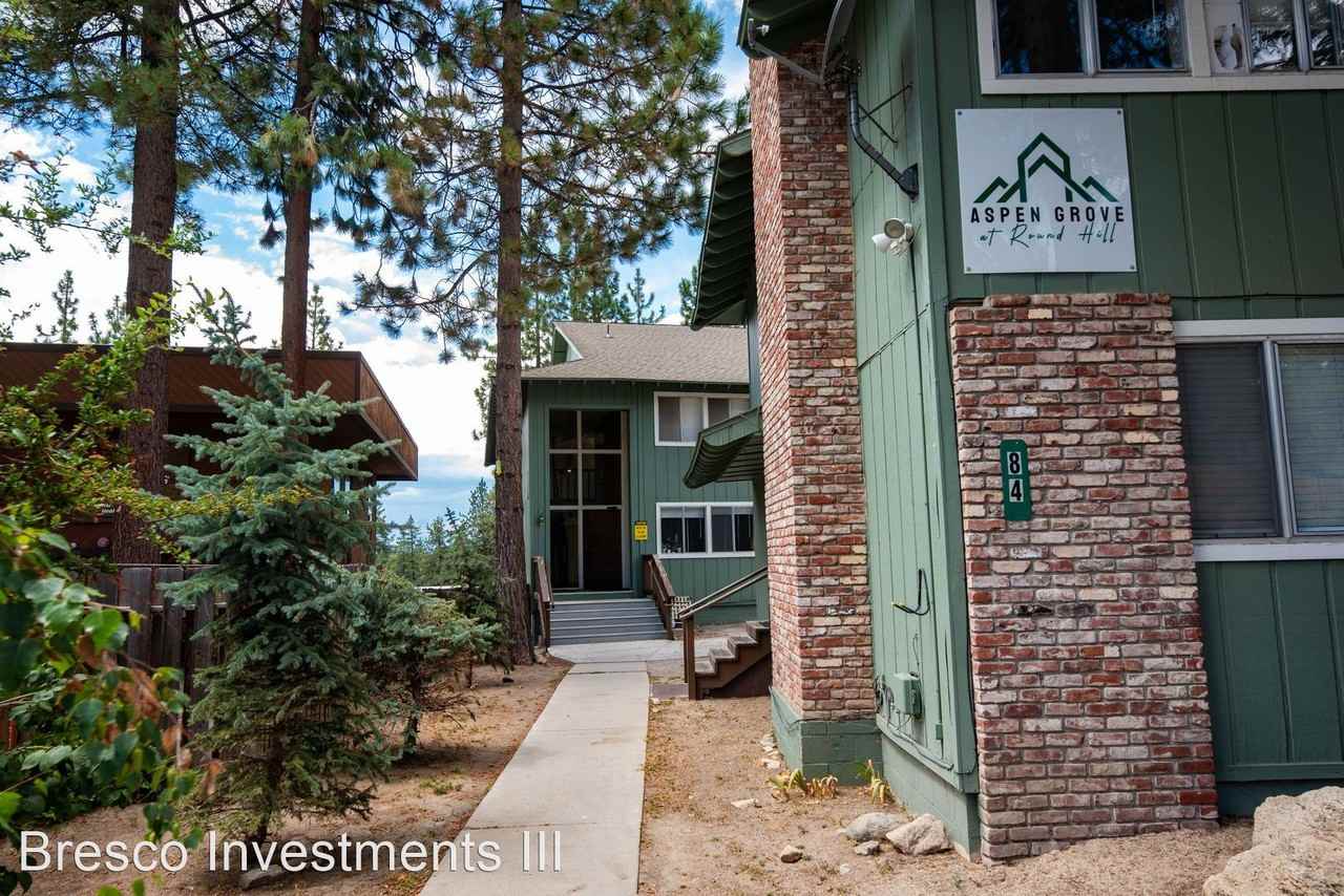 Rare Complex located conveniently behind Round Hill Square in walking