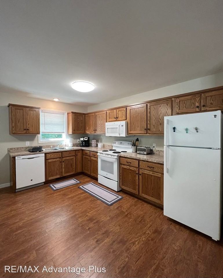 1004 Bragg St - Photo 3 of 10