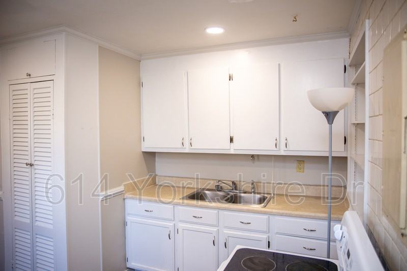 614 Yorkshire Dr - Photo 3 of 50