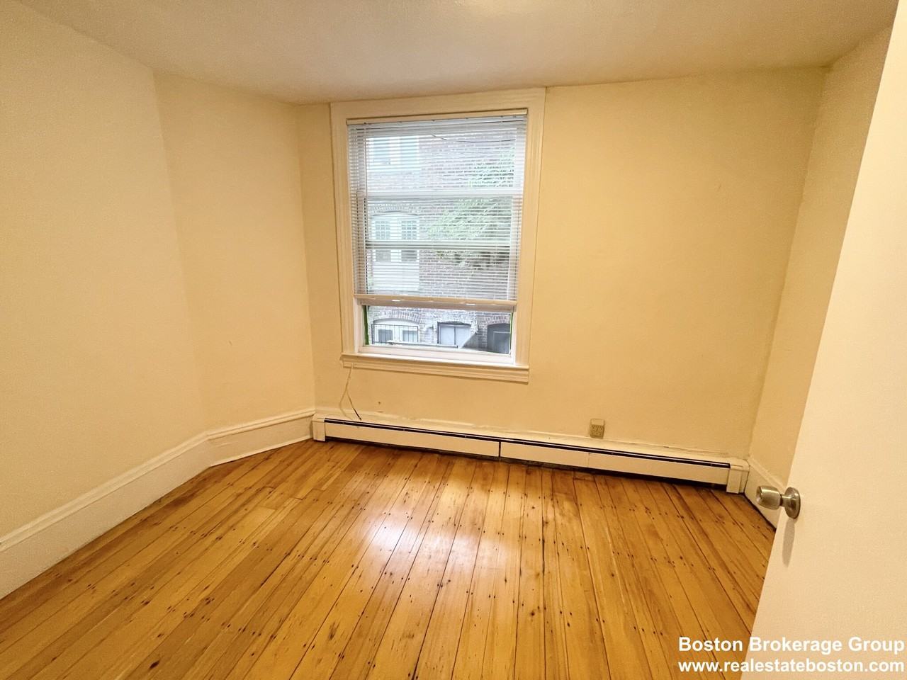 32 Sussex Street - Photo 5 of 12