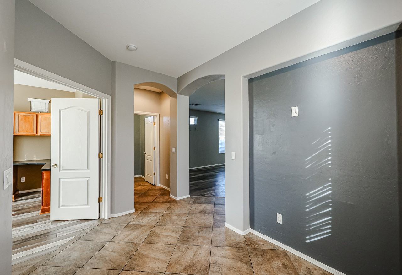 2614 W Florentine Rd - Photo 6 of 50