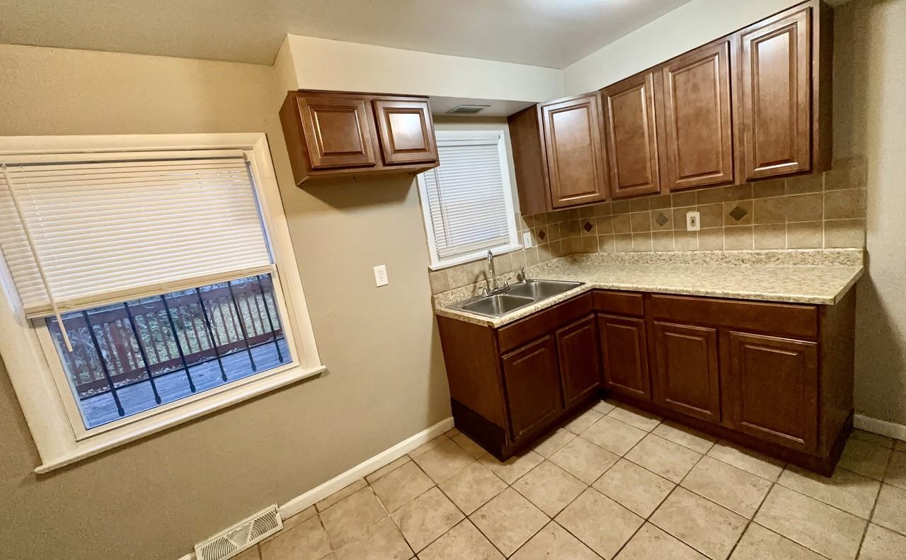 16409 Clearview Ave - Photo 3 of 9