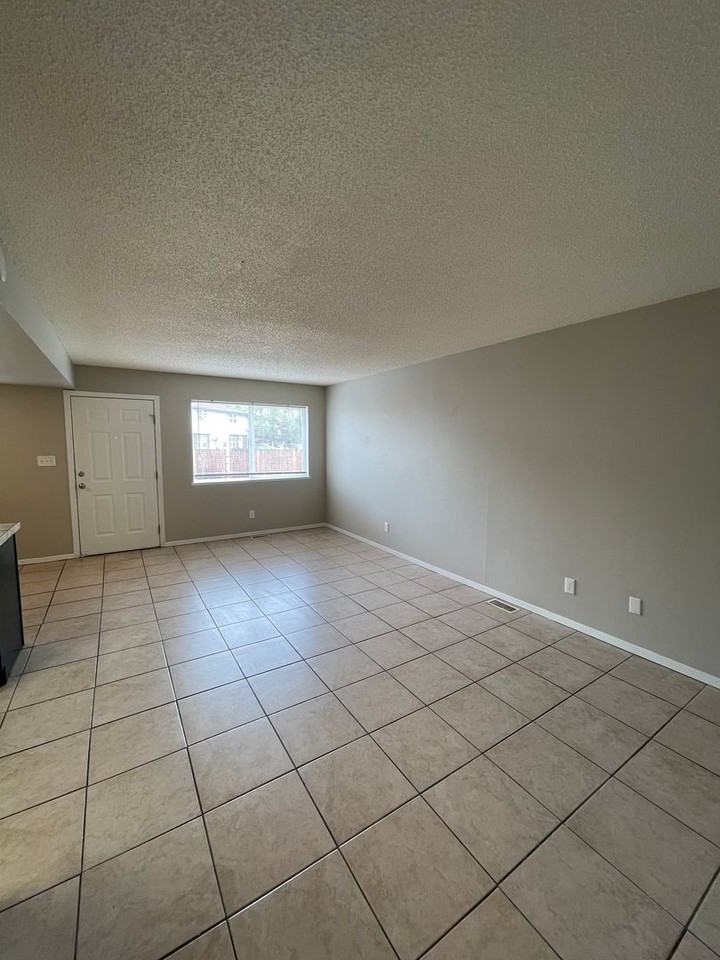 922 Teal Court #922A - Photo 5 of 25