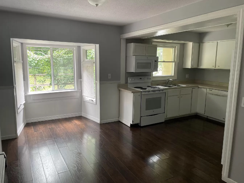1900 Penbroke Dr - Photo 2 of 10