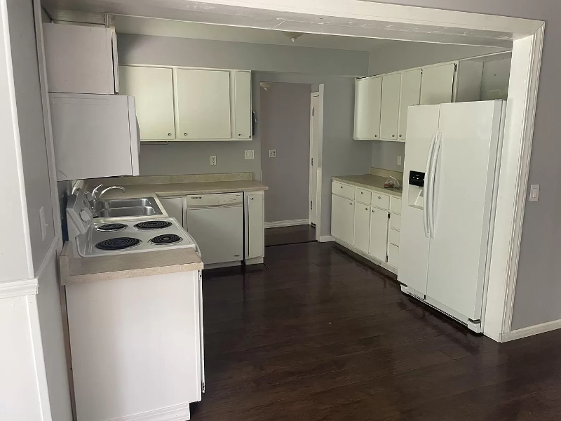 1900 Penbroke Dr - Photo 3 of 10