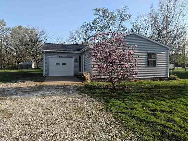 203 E School St #1 - Photo 2 of 10