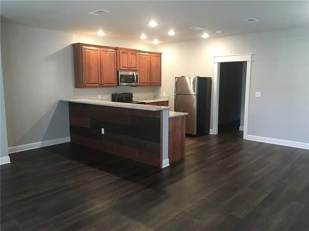 635 N 15th St #B - Photo 2 of 9